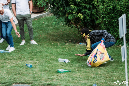 Étudiant qui ramasse des déchets lors d'un événement de sensibilisation à NEOMA