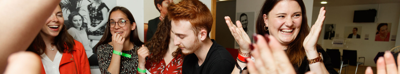 Étudiants NEOMA applaudissant et partageant un moment de convivialité lors d’un atelier ou séminaire