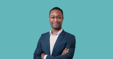 Portrait d’un professionnel suivant une formation VAE avec NEOMA Business School